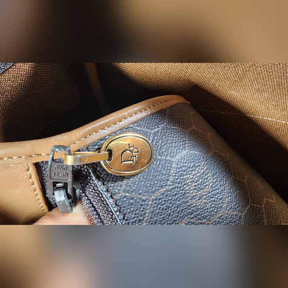 Christian Dior Honeycomb shoulder tote. Small scratches on ext leather. - Picture 12 of 14